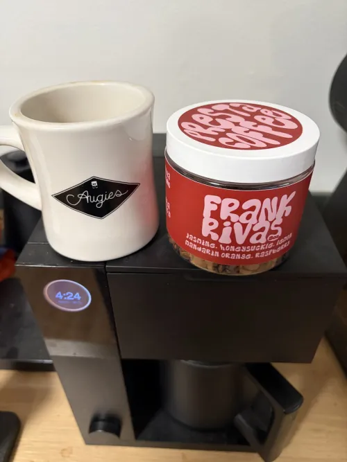 Artwork of a coffee cup and Geisha cherries for Frank Rivas Geisha Hidrohoney